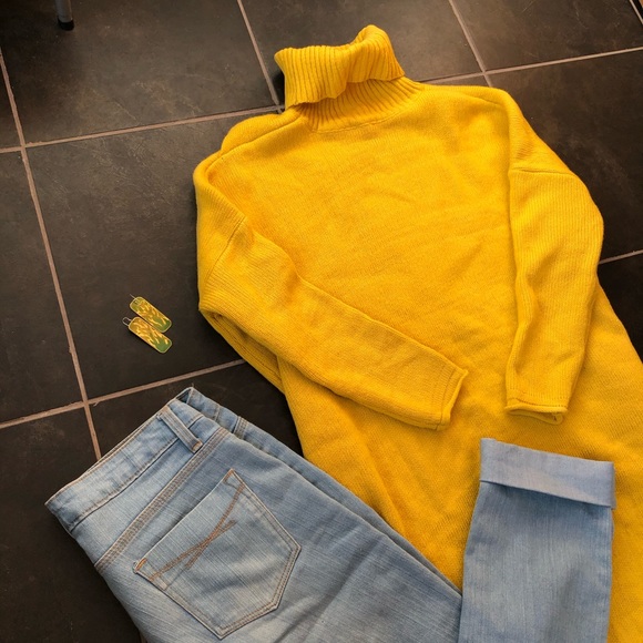 ✨3/$30 Painted gold rectangular earrings - Picture 3 of 4